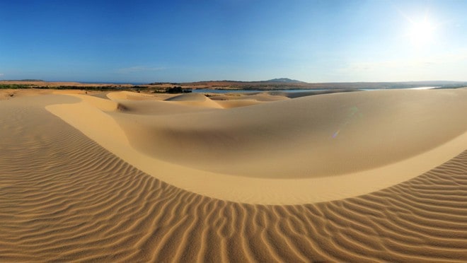 Cồn cát Quang Phú thu hút bởi những triền cát trắng