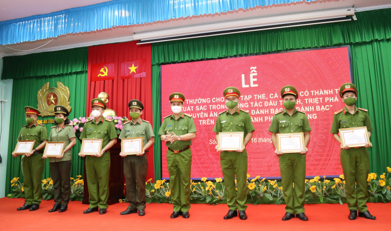 Đại tá Phan Văn Ứng, Phó Giám đốc Công an tỉnh Sóc Trăng tặng Giấy khen cho các tập thể, cá nhân xuất sắc. 